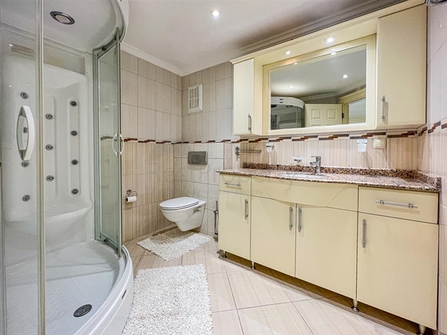 A linear 3+1 apartment for a large family