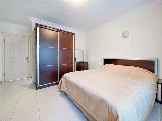 A linear 3+1 apartment for a large family