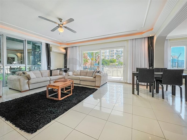 A linear 3+1 apartment for a large family