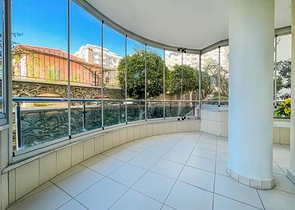 A linear 3+1 apartment for a large family