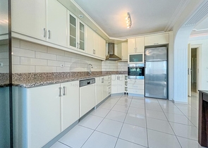 A linear 3+1 apartment for a large family