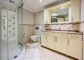 A linear 3+1 apartment for a large family