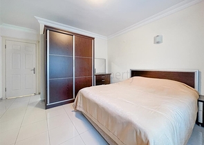 A linear 3+1 apartment for a large family