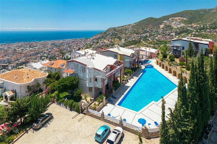 A 2+1 apartment with the best view characteristics in Alanya.