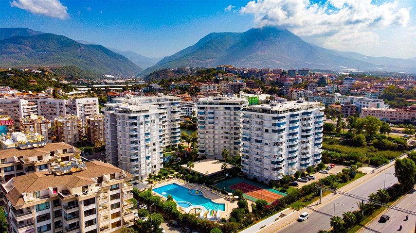 3+1 apartment in Tosmur area 50m from the sea.