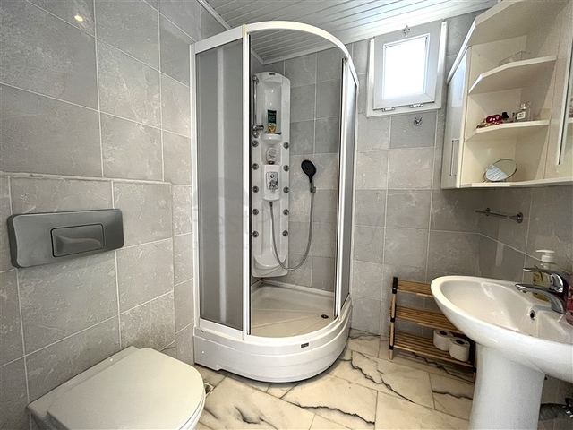 3+1 apartment in Tosmur area 50m from the sea.