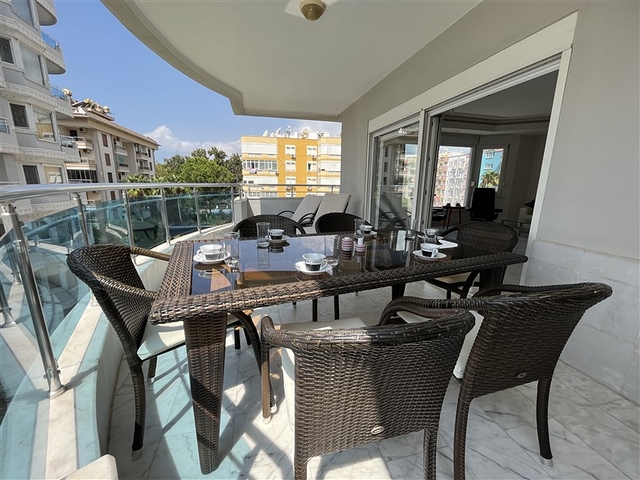 3+1 apartment in Tosmur area 50m from the sea.