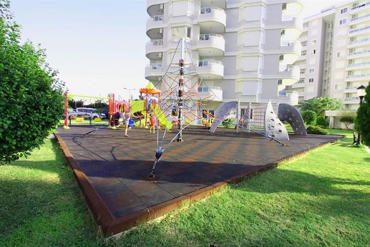 3+1 apartment in Tosmur area 50m from the sea.