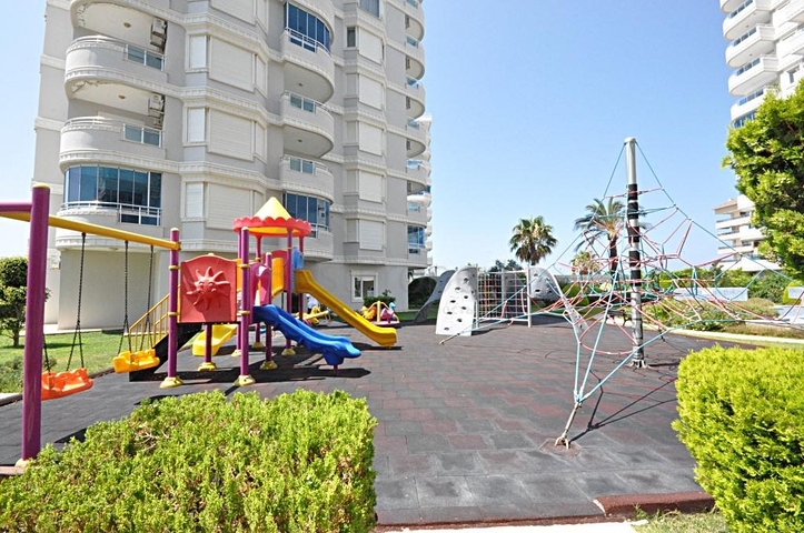 3+1 apartment in Tosmur area 50m from the sea.