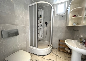 3+1 apartment in Tosmur area 50m from the sea.