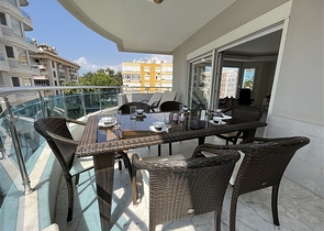 3+1 apartment in Tosmur area 50m from the sea.