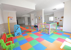 3+1 apartment in Tosmur area 50m from the sea.