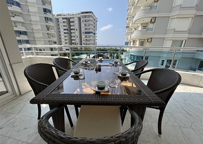 3+1 apartment in Tosmur area 50m from the sea.