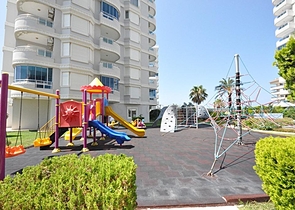 3+1 apartment in Tosmur area 50m from the sea.