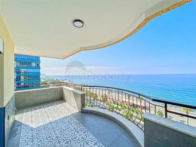 Large apartment with stunning views of the Mediterranean Sea