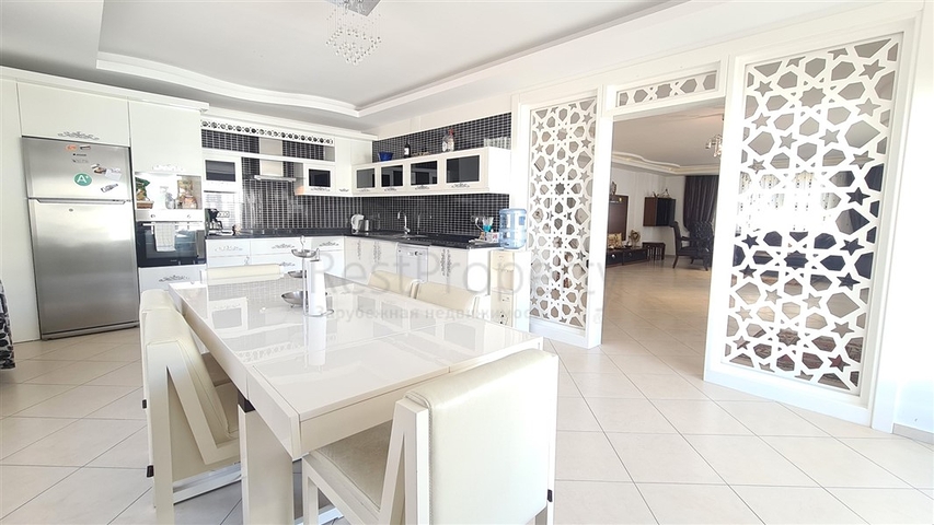 5+1 penthouse in the center of Alanya Oba district