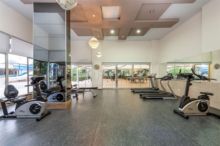 Spacious 4+1 penthouse in a popular residential complex in the Cikcilli area