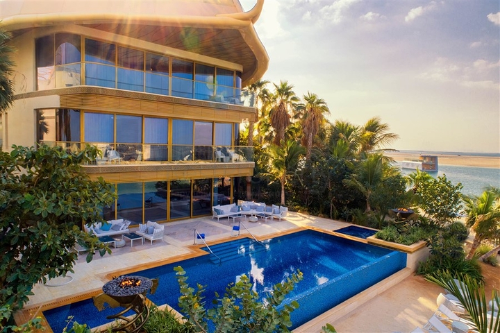 Six-storey House with luxury furniture and swimming pool in Dubai