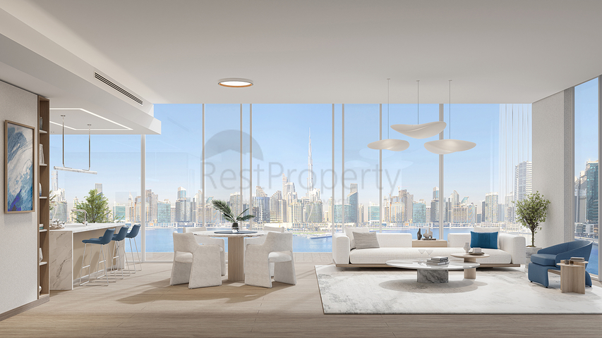 Real estate on the promenade along the canal in Business Bay