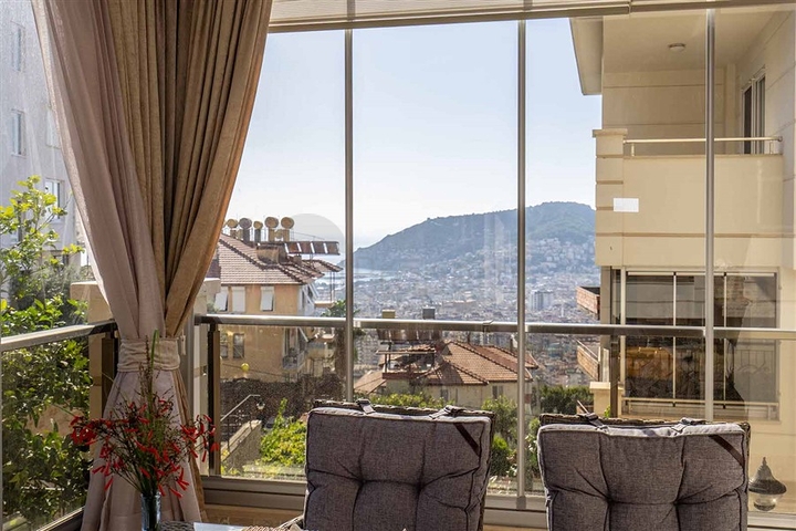 2+1 apartment with a spacious Terrace in the center of Alanya.
