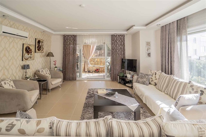 2+1 apartment with a spacious Terrace in the center of Alanya.