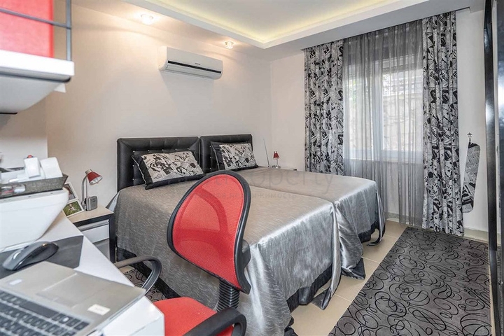 2+1 apartment with a spacious Terrace in the center of Alanya.