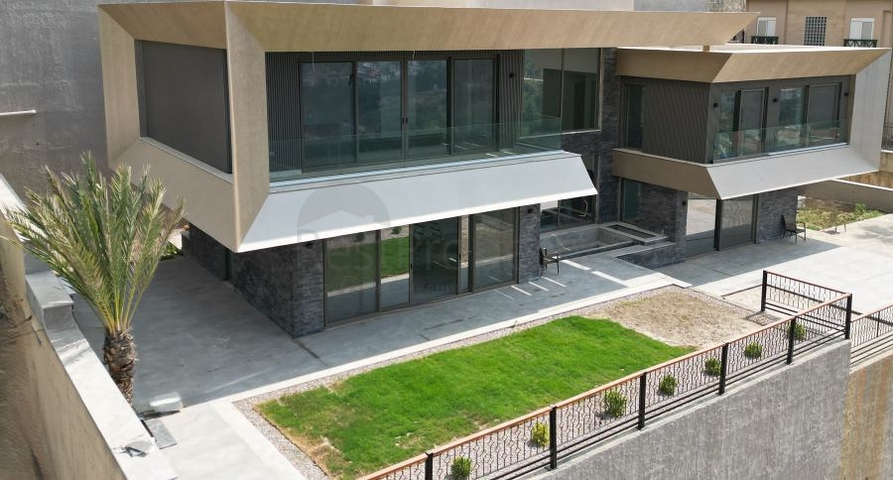 Villa overlooking the Mediterranean Sea is the perfect fusion of luxury and nature