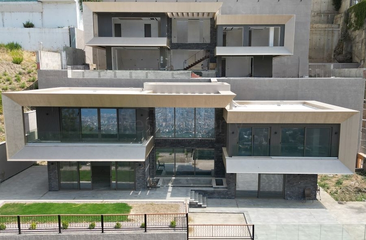 Villa overlooking the Mediterranean Sea is the perfect fusion of luxury and nature