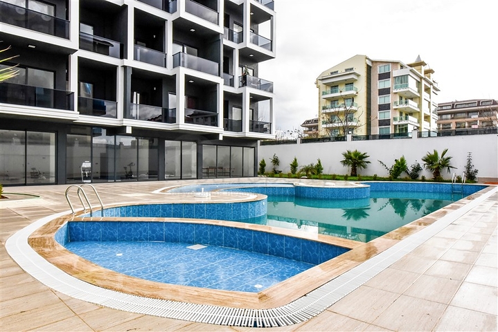 Bright one-bedroom apartment with mountain and sea views