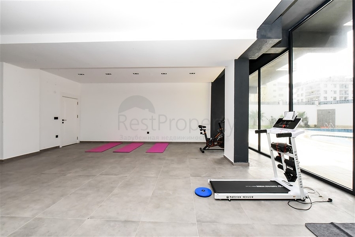 Bright one-bedroom apartment with mountain and sea views