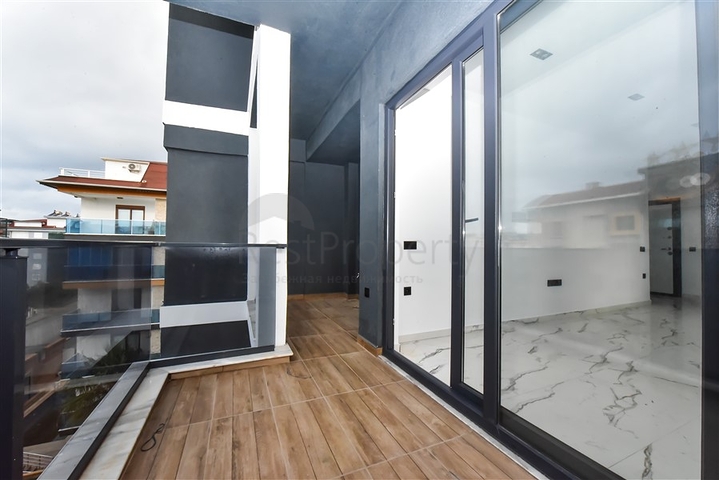 Bright one-bedroom apartment with mountain and sea views