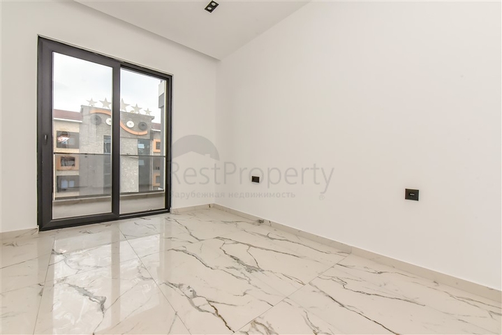 Bright one-bedroom apartment with mountain and sea views