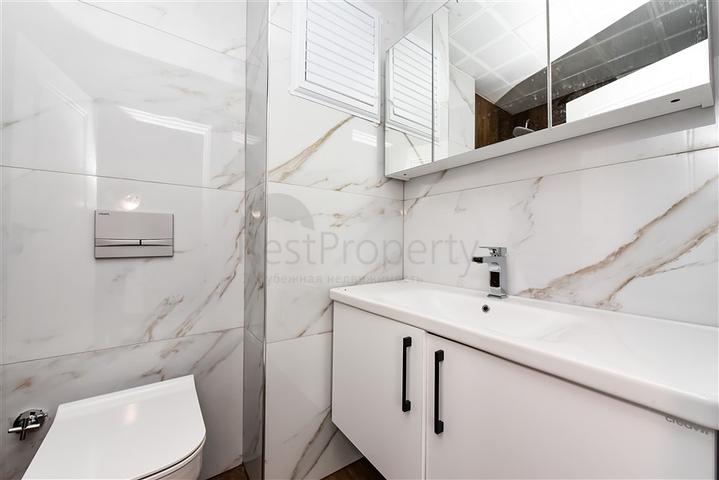 Bright one-bedroom apartment with mountain and sea views