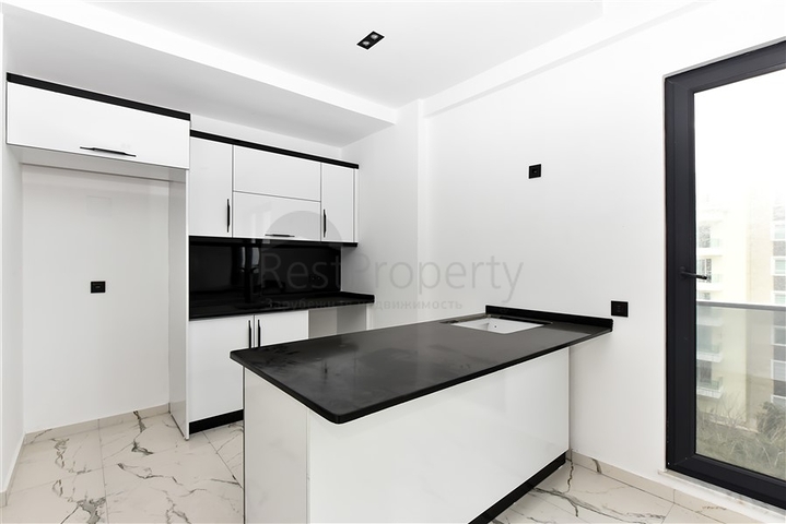 Bright one-bedroom apartment with mountain and sea views