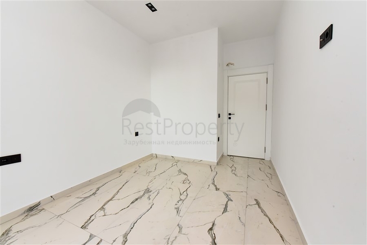 Bright one-bedroom apartment with mountain and sea views