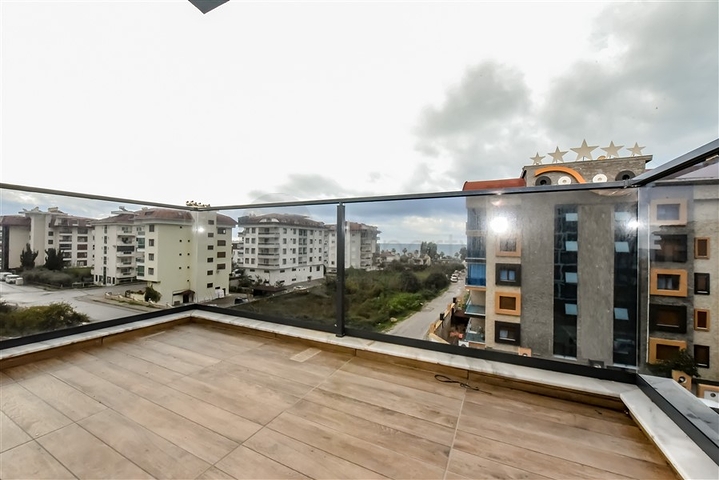 Bright one-bedroom apartment with mountain and sea views