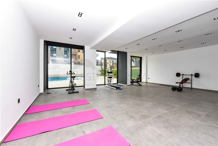 Bright one-bedroom apartment with mountain and sea views