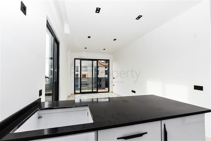 Bright one-bedroom apartment with mountain and sea views