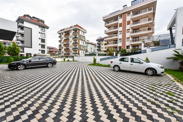 Bright one-bedroom apartment with mountain and sea views