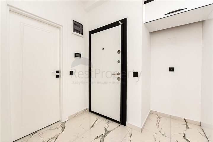 Bright one-bedroom apartment with mountain and sea views