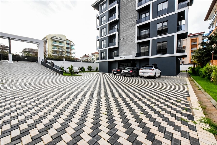 Bright one-bedroom apartment with mountain and sea views