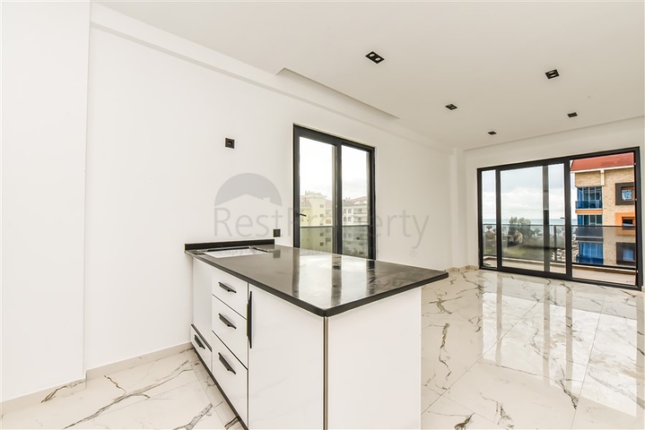 Bright one-bedroom apartment with mountain and sea views