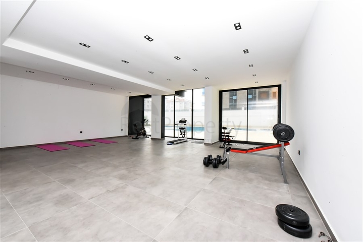 Bright one-bedroom apartment with mountain and sea views