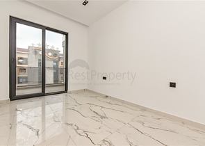 Bright one-bedroom apartment with mountain and sea views