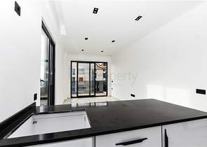 Bright one-bedroom apartment with mountain and sea views