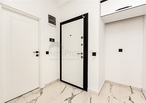 Bright one-bedroom apartment with mountain and sea views