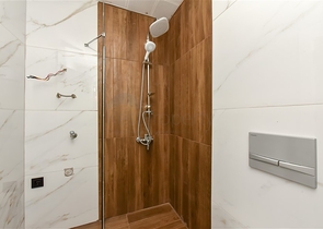 Bright one-bedroom apartment with mountain and sea views