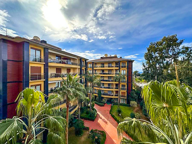 Luxury 2+1 apartment on the first line in the center of Alanya