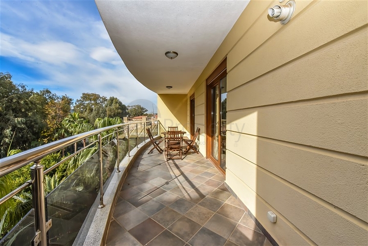 Luxury 2+1 apartment on the first line in the center of Alanya