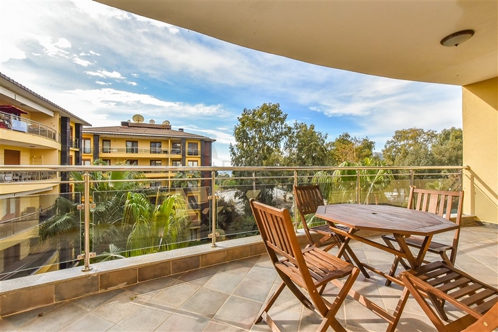 Luxury 2+1 apartment on the first line in the center of Alanya